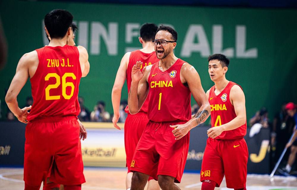 马奎尔的合同将在2026年夏天结束，曼联打算明年上半年引进一位运动能力出色的中卫，来作为利桑德罗的长期搭档。